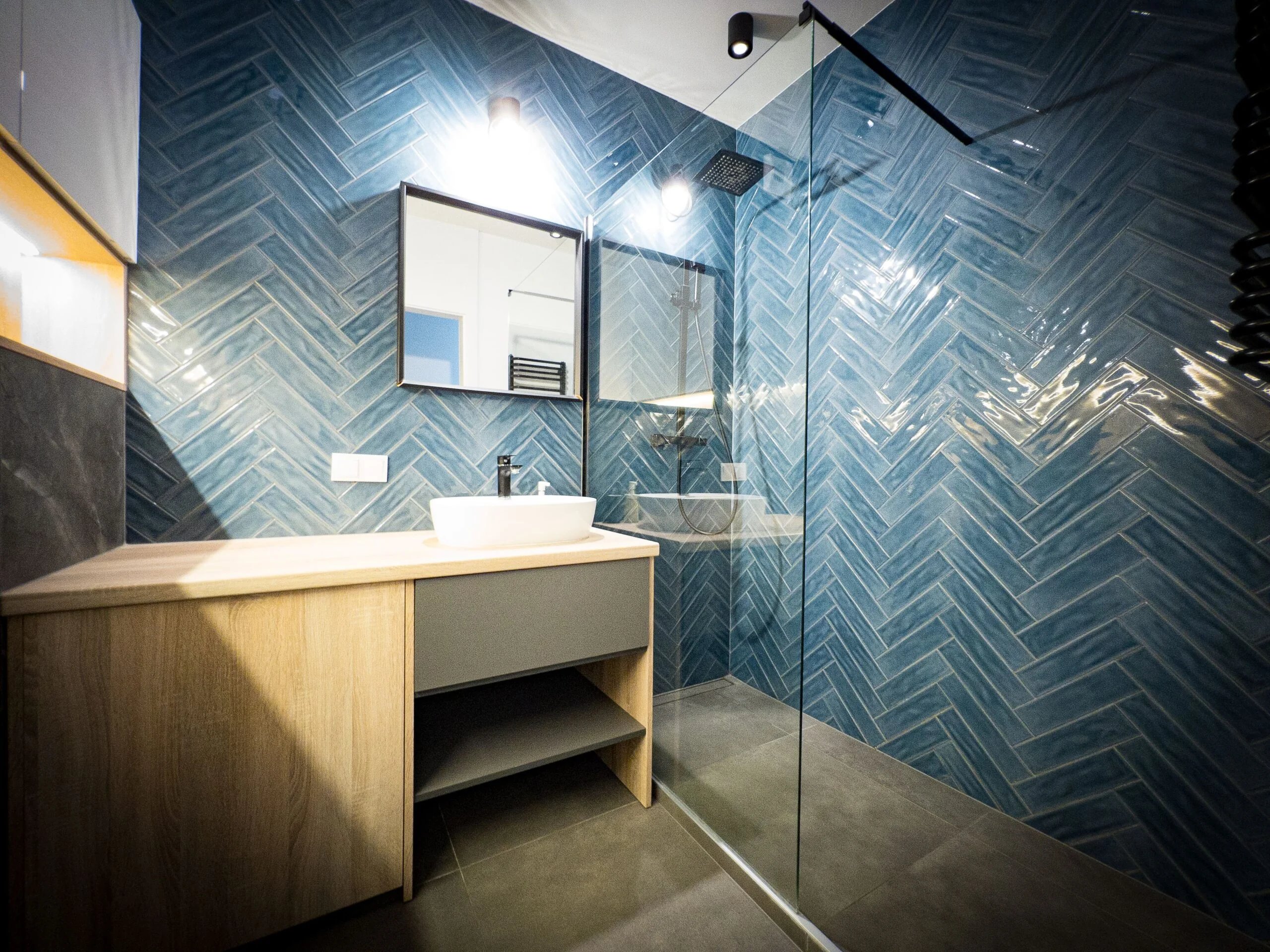 Apartament Deluxe - Łazienka z prysznicem