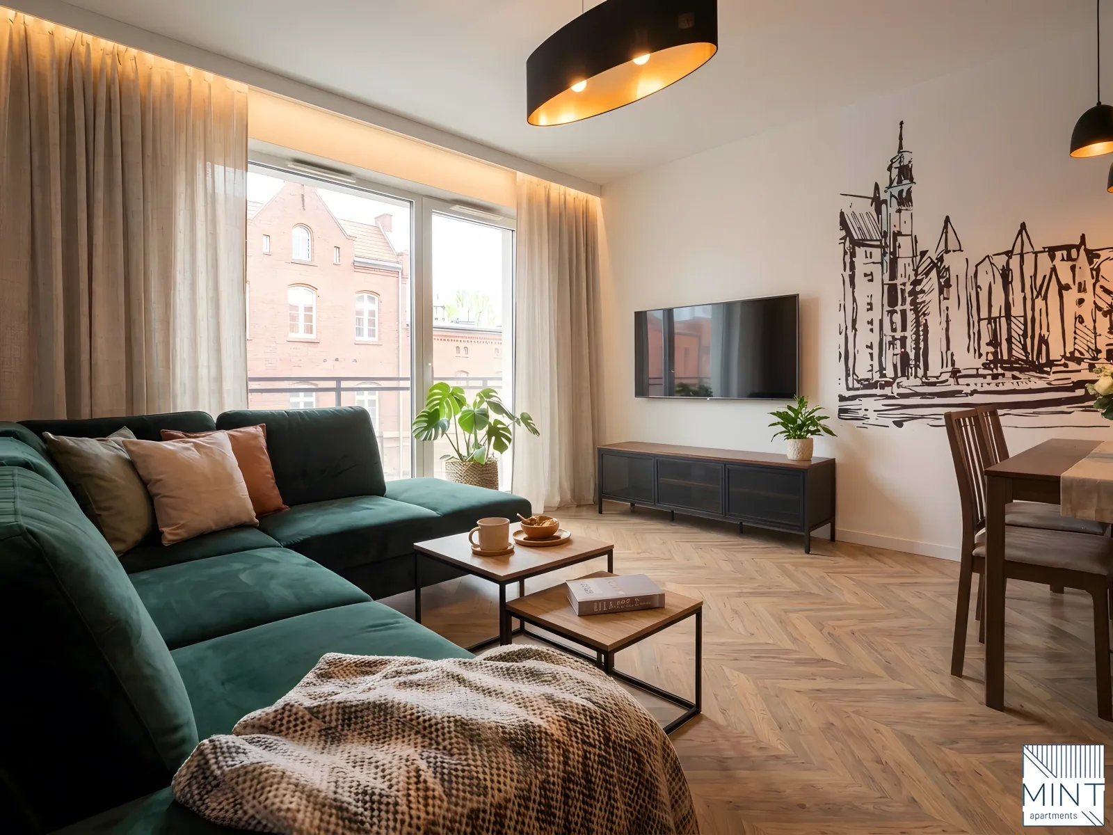 Apartament Bastion Wałowa — jasny salon z sofą i telewizorem
