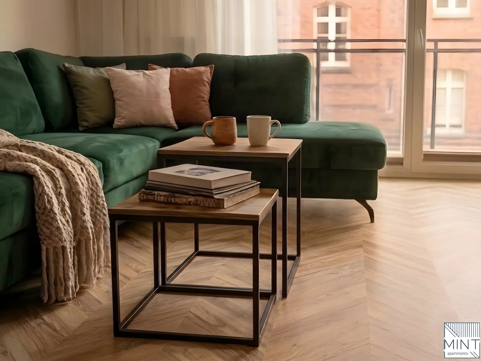 Apartament Bastion Wałowa — sofa i stolik kawowy w salonie