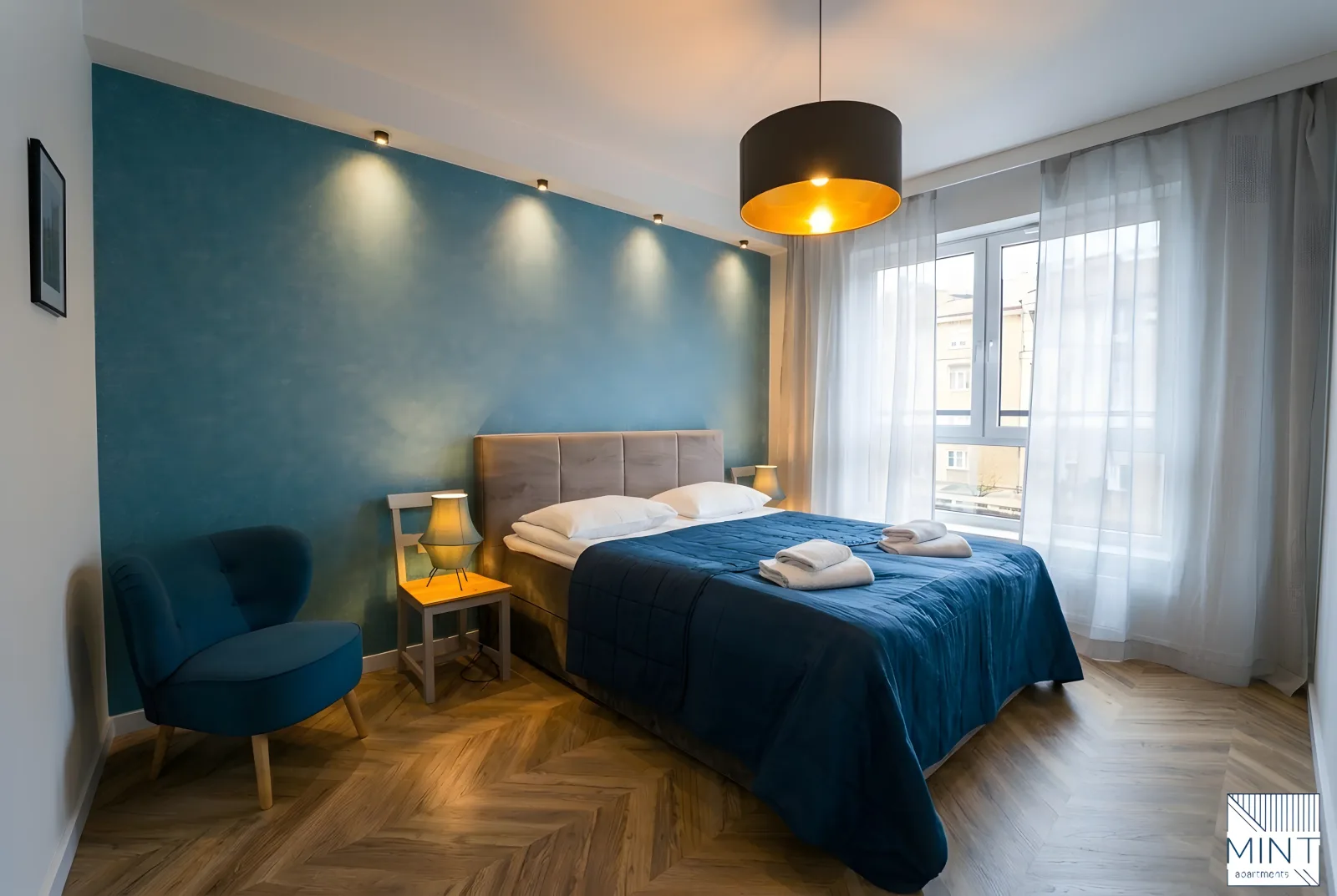Apartament Bastion Wałowa — sypialnia główna z łóżkiem king size