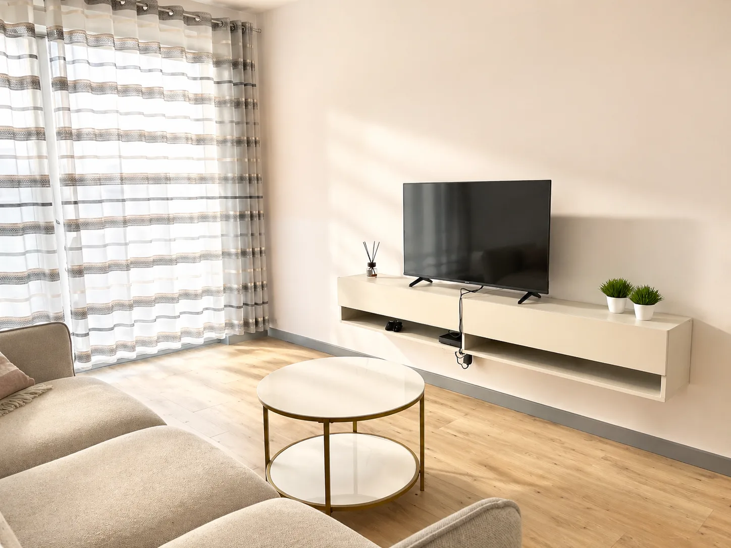 Apartament blisko morza — salon z telewizorem