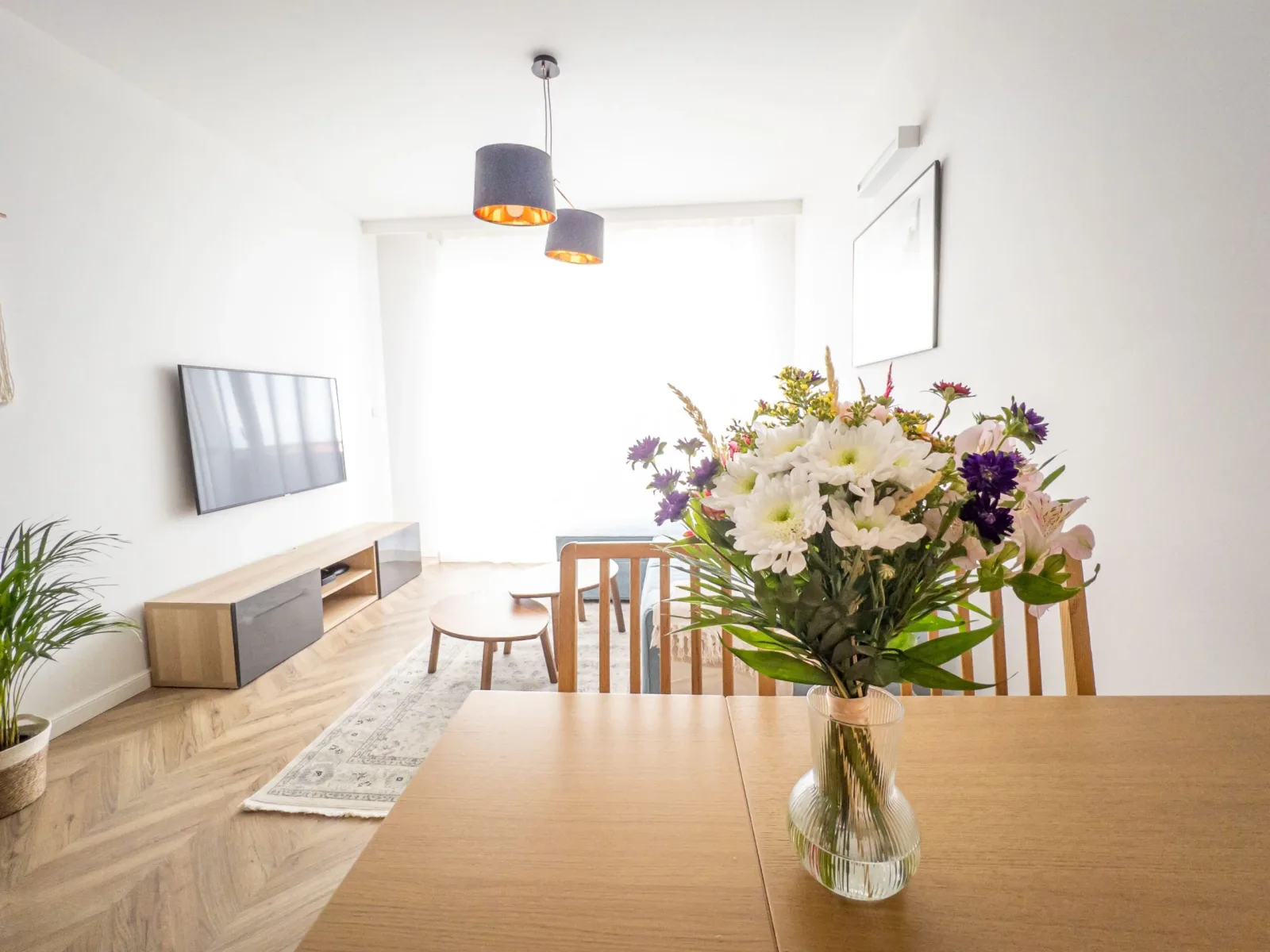 Apartament Deluxe Bastion Wałowa — salon z jadalnią i stołem dla czterech osób
