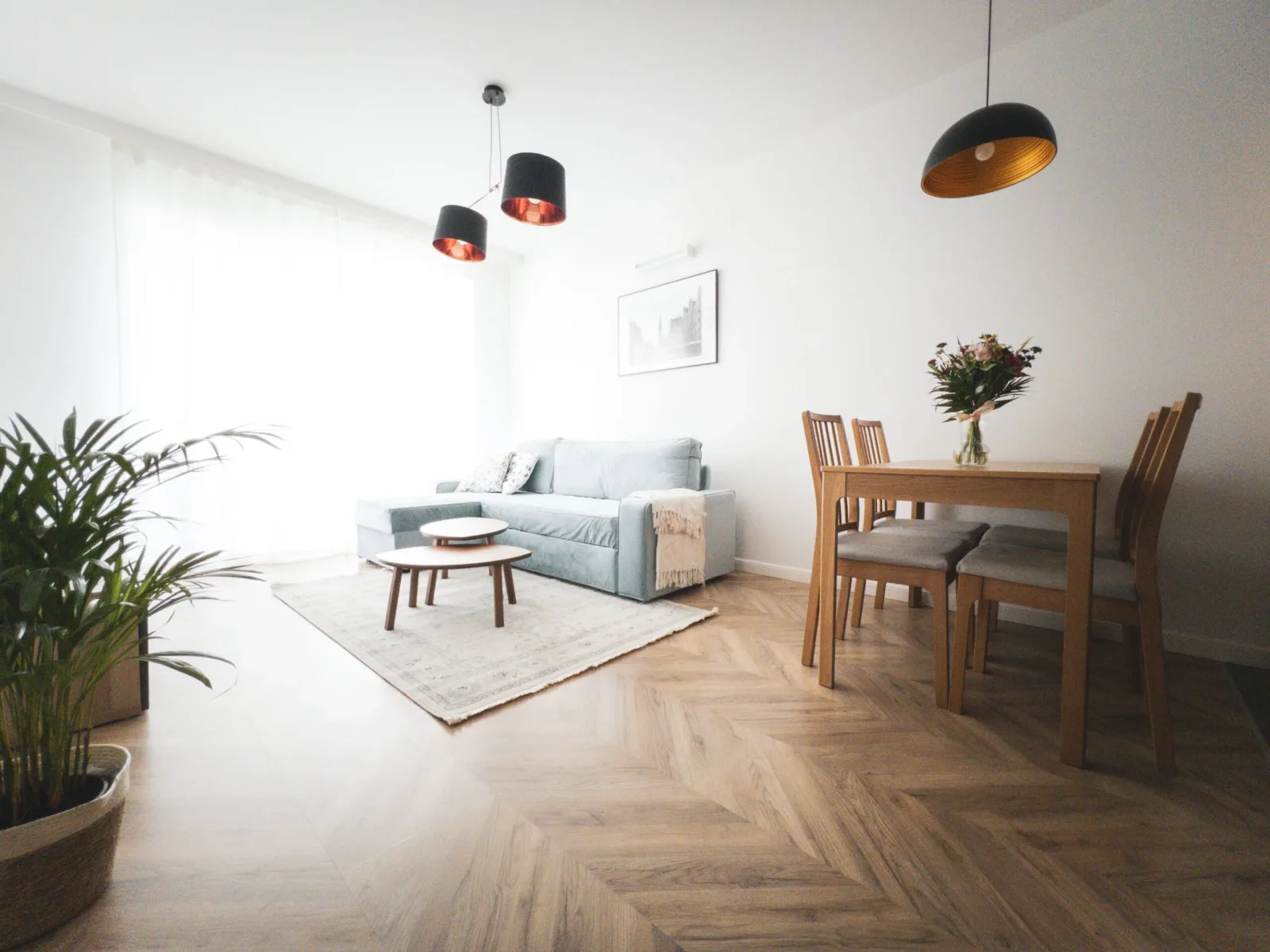 Apartament Deluxe Bastion Wałowa — salon połączony z jadalnią, naturalne oświetlenie