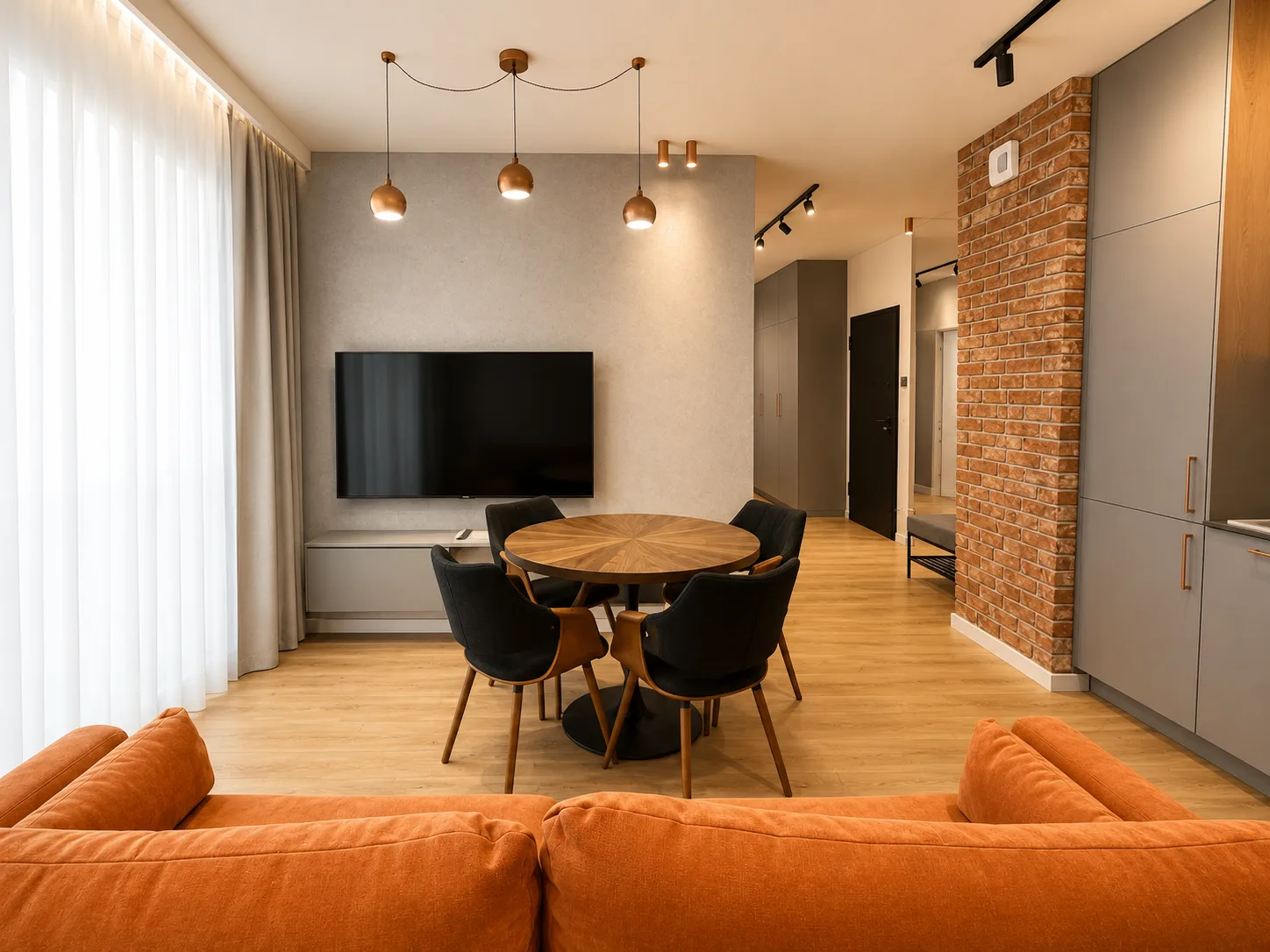 Apartament DOKI przy Montowni — salon z kanapą i telewizorem