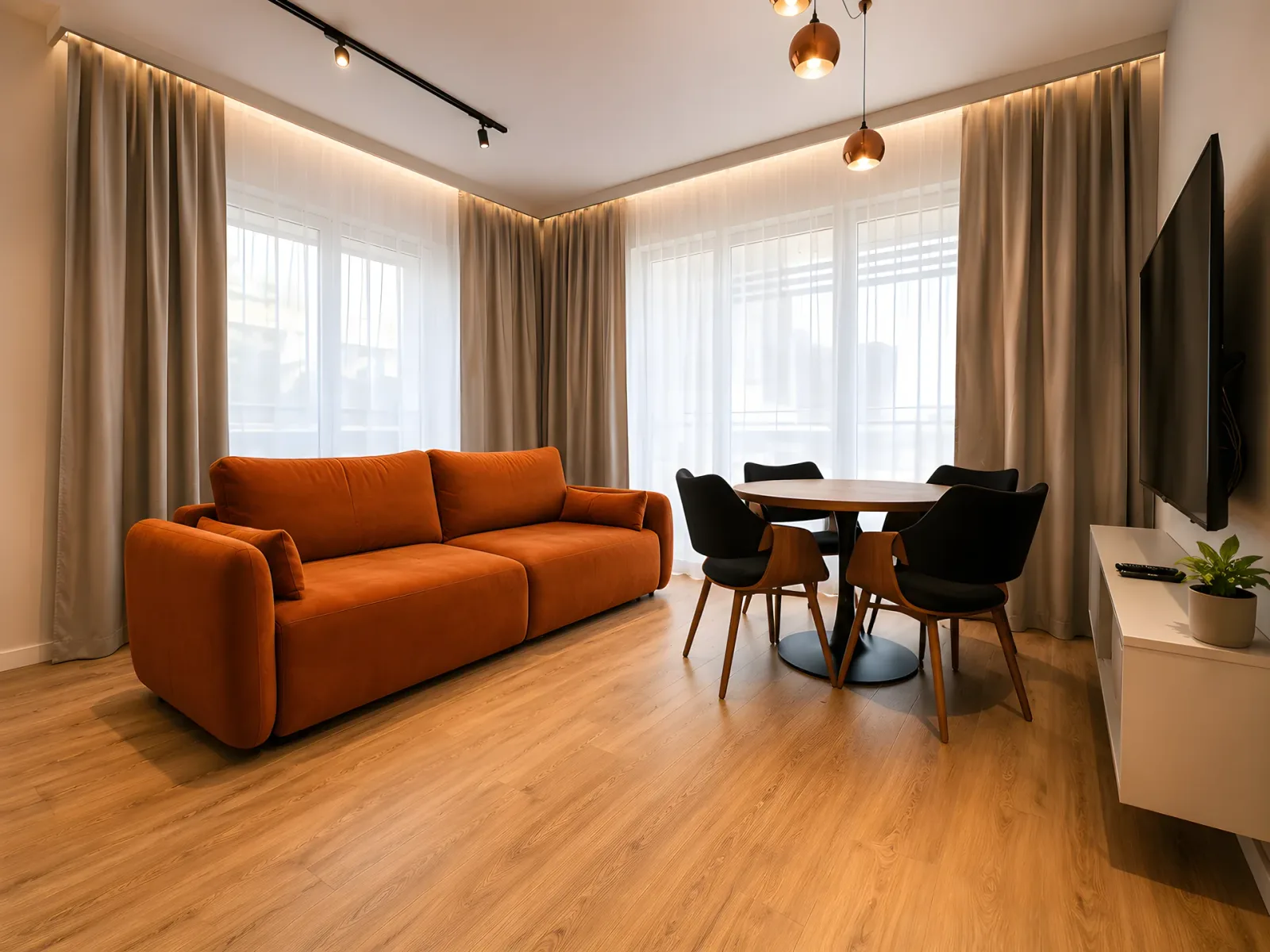 Apartament DOKI przy Montowni — przestronny salon z jadalnią i dużym oknem
