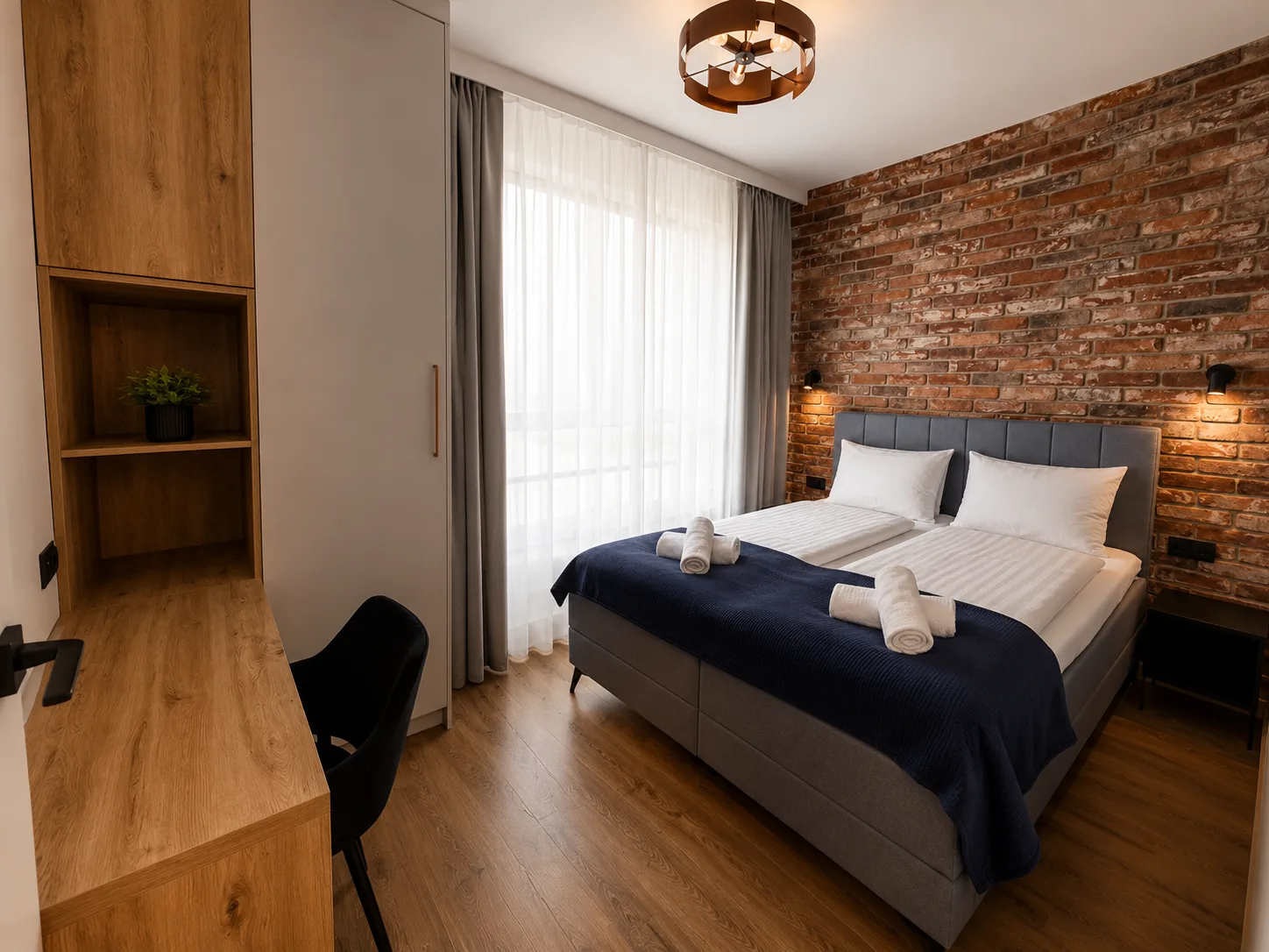 Apartament DOKI przy Montowni — sypialnia główna z łóżkiem king-size