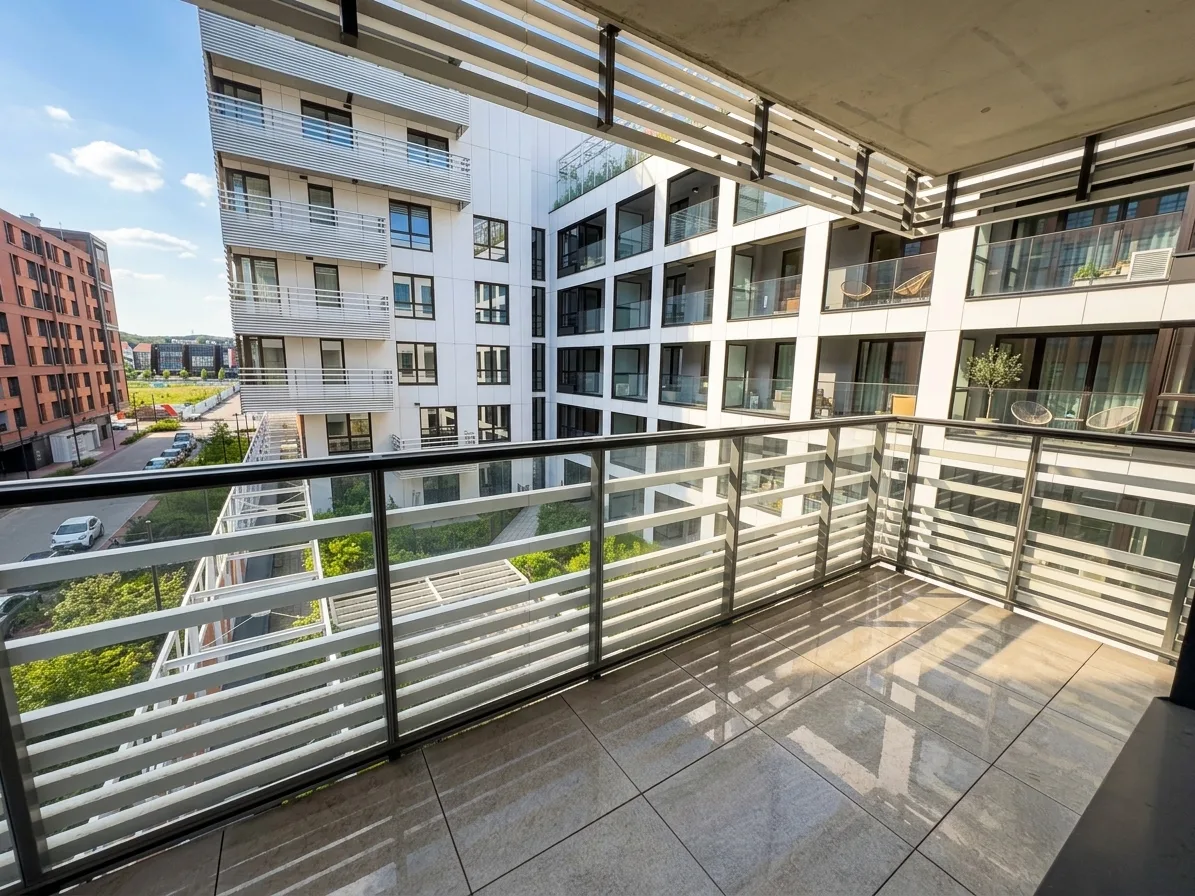 Apartament DOKI przy Montowni — balkon z widokiem na dziedziniec DOKI