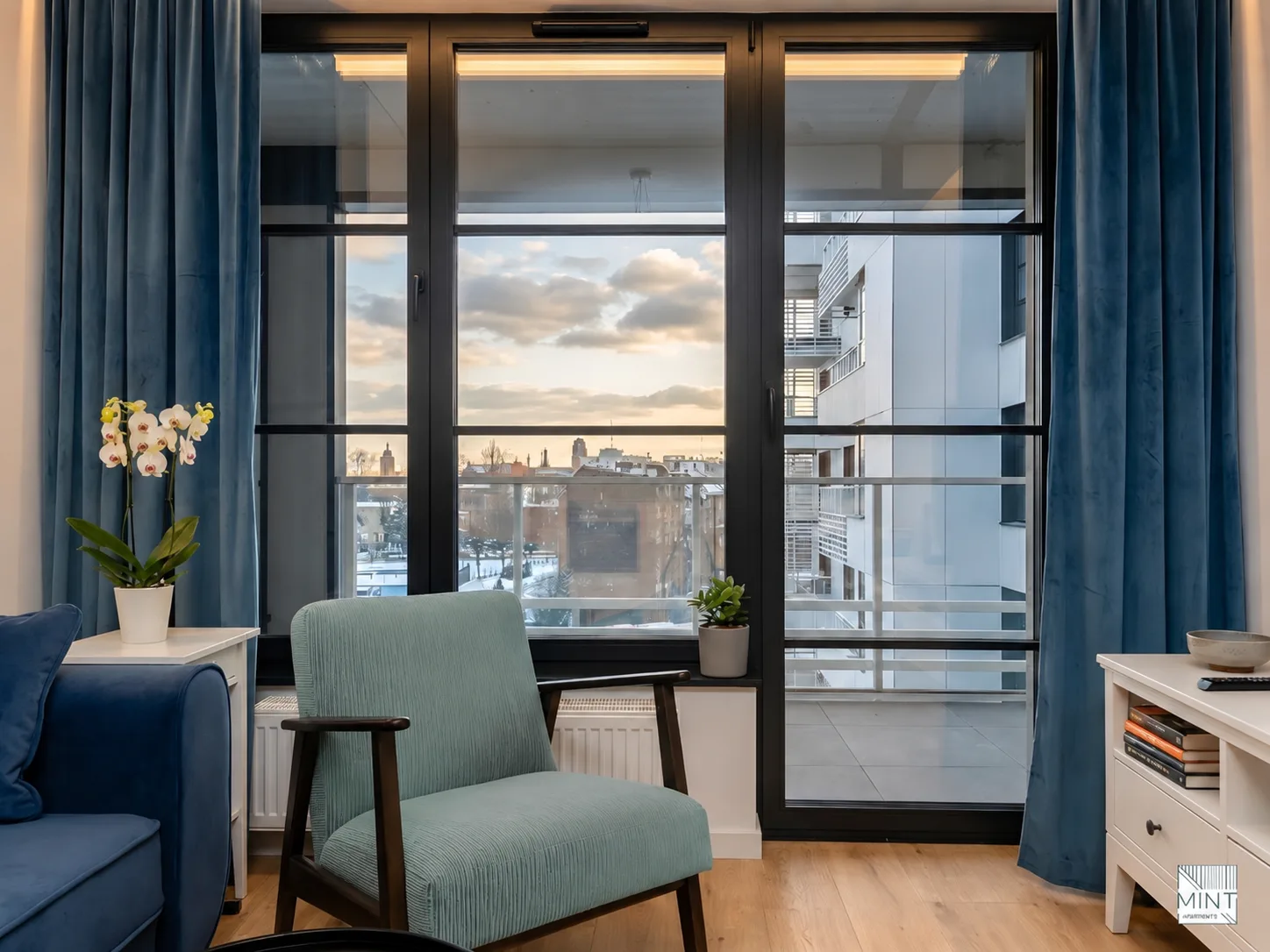 Apartament z patio na Dokach — przestronny salon, ujęcie główne