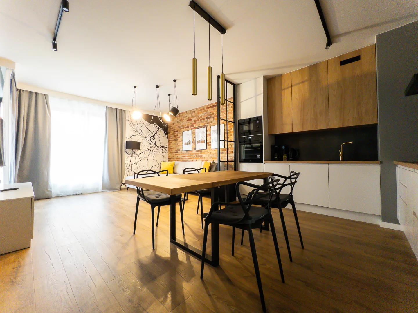 Apartament DOKI przy Stoczni — przestronny salon z jadalnią i dużym oknem