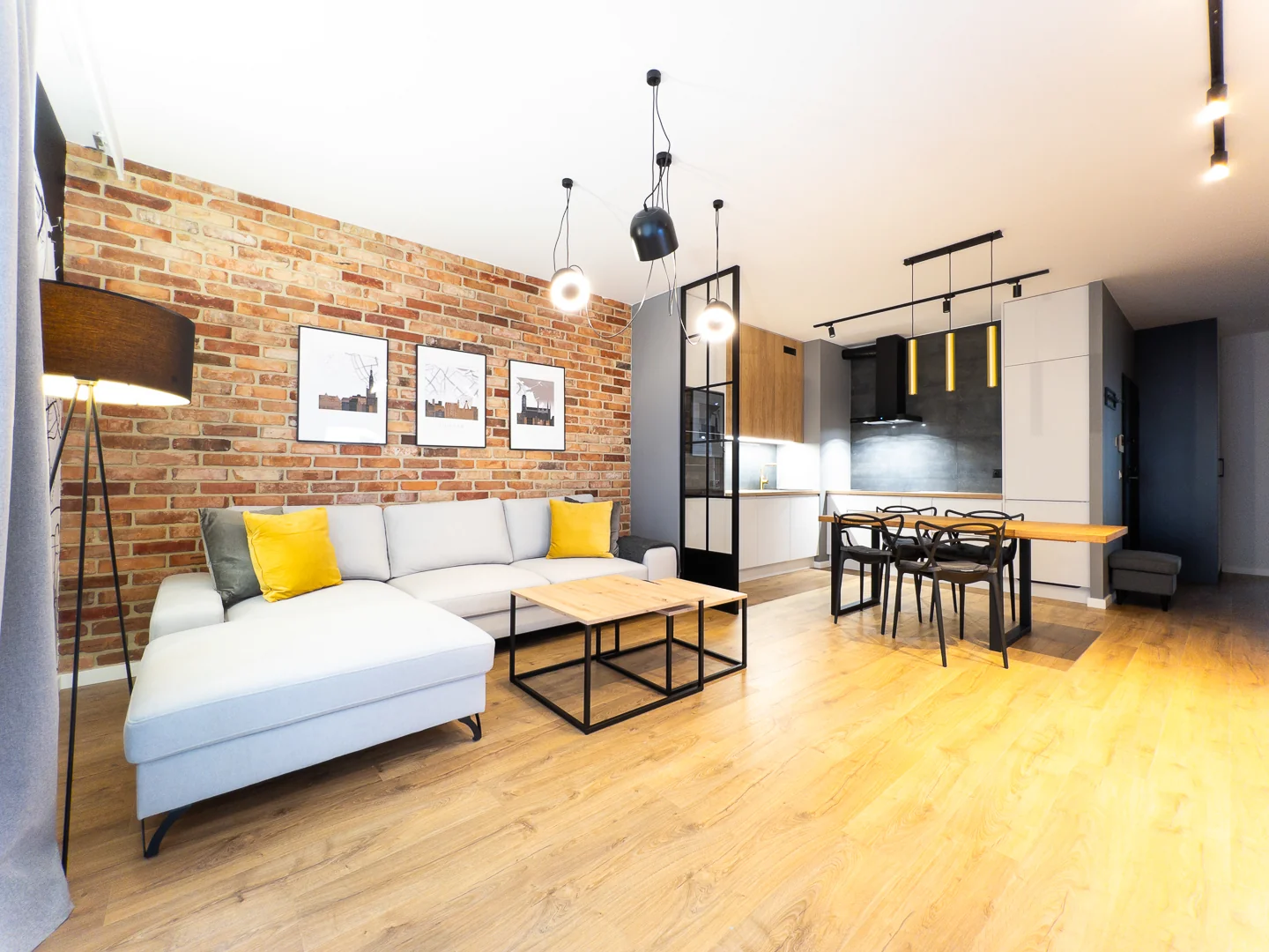 Apartament DOKI przy Stoczni — salon z kanapą i telewizorem