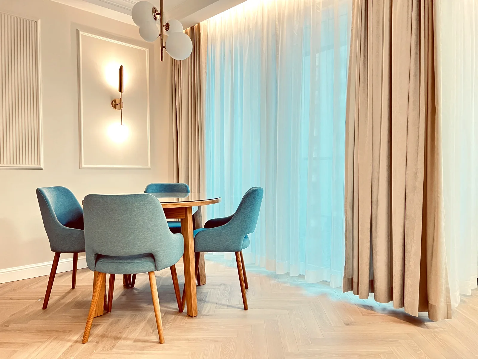 Luksusowy apartament w Letnicy — stół jadalniany przy oknie