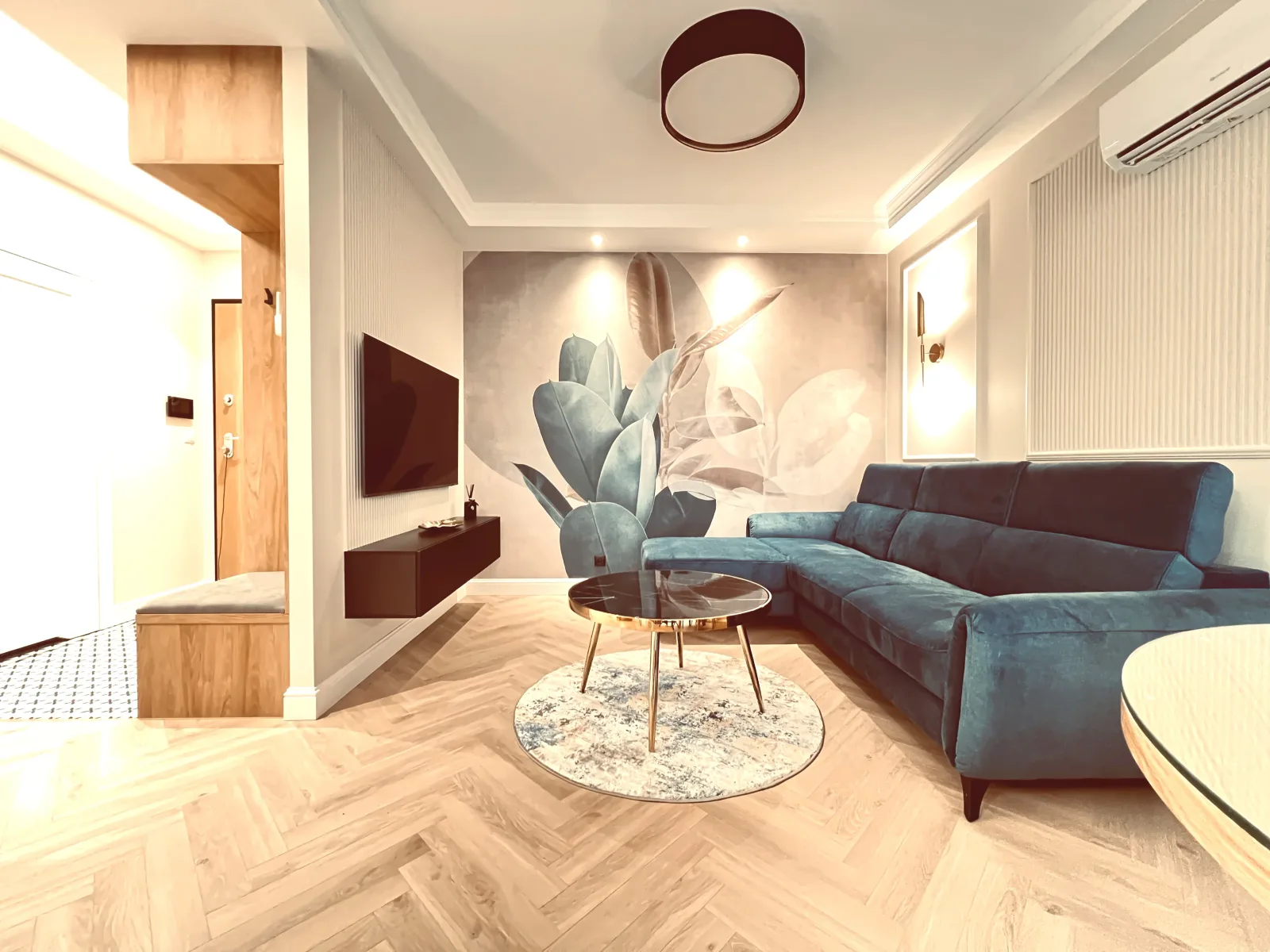 Luksusowy apartament pomiędzy Stocznią a morzem — salon korytarz kanapa telewizor