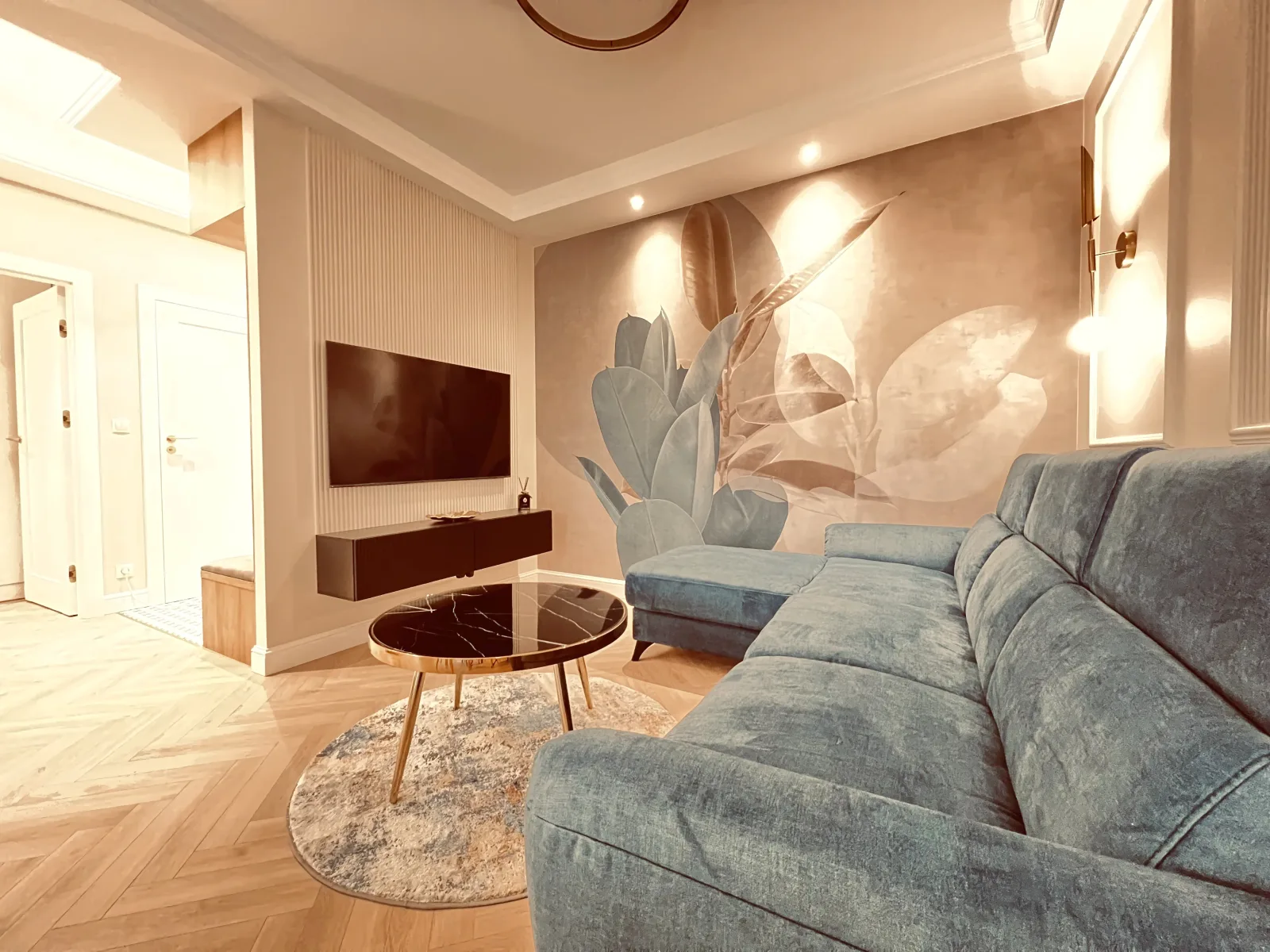 Luksusowy apartament pomiędzy Stocznią a morzem — salon tv kanapa stolik kawowy