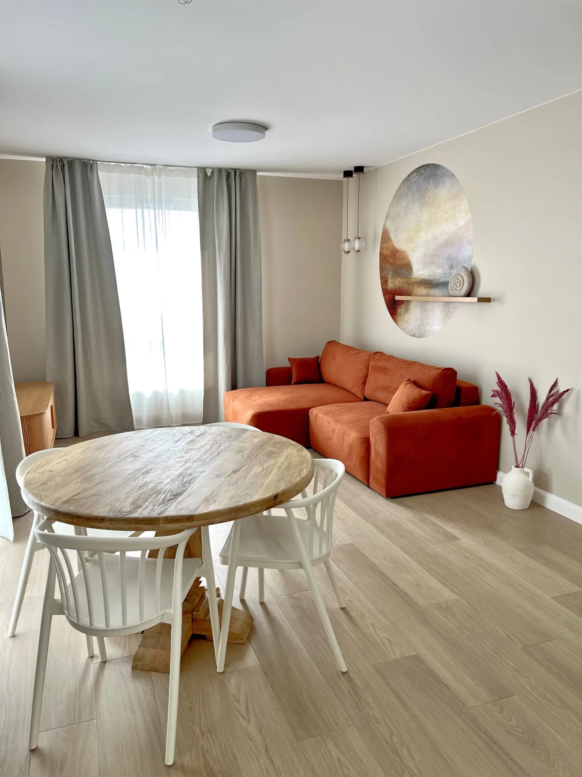 Mint Apartments Seaside — jadalnia z widokiem na salon