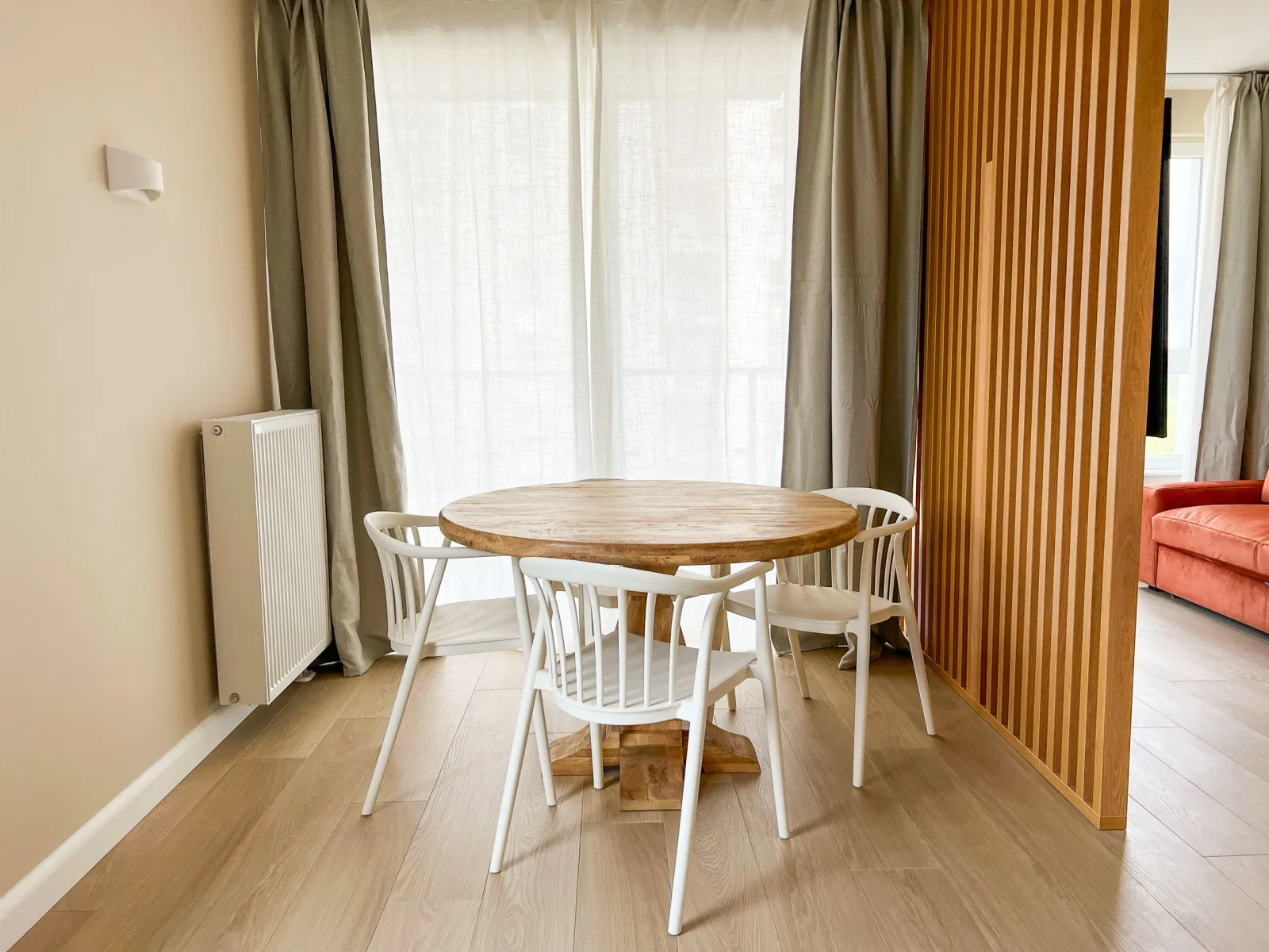 Mint Apartments Seaside — jadalnia ze stołem dla czterech osób