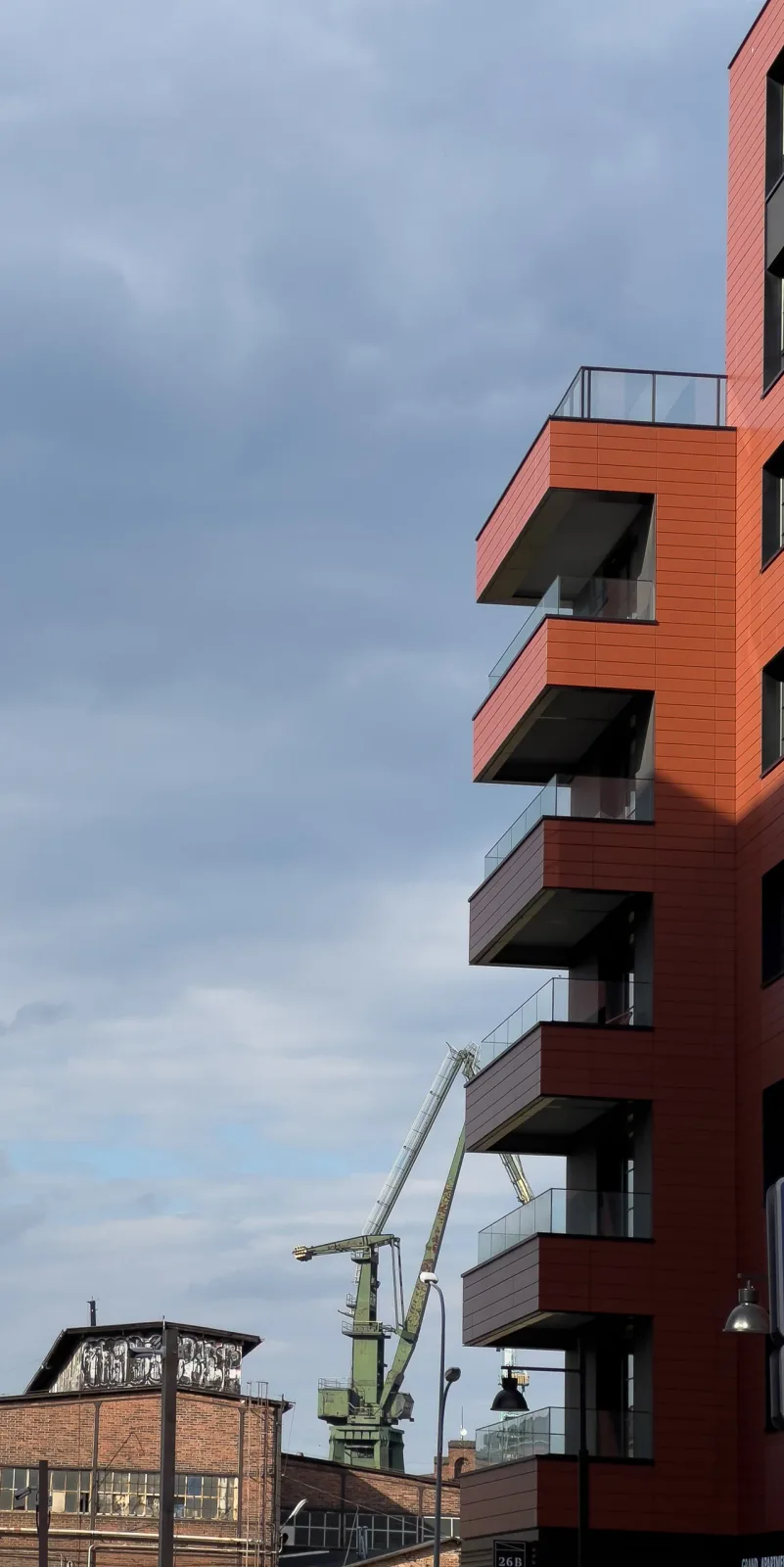 Apartament na DOKI 22F — salon z kanapą i telewizorem