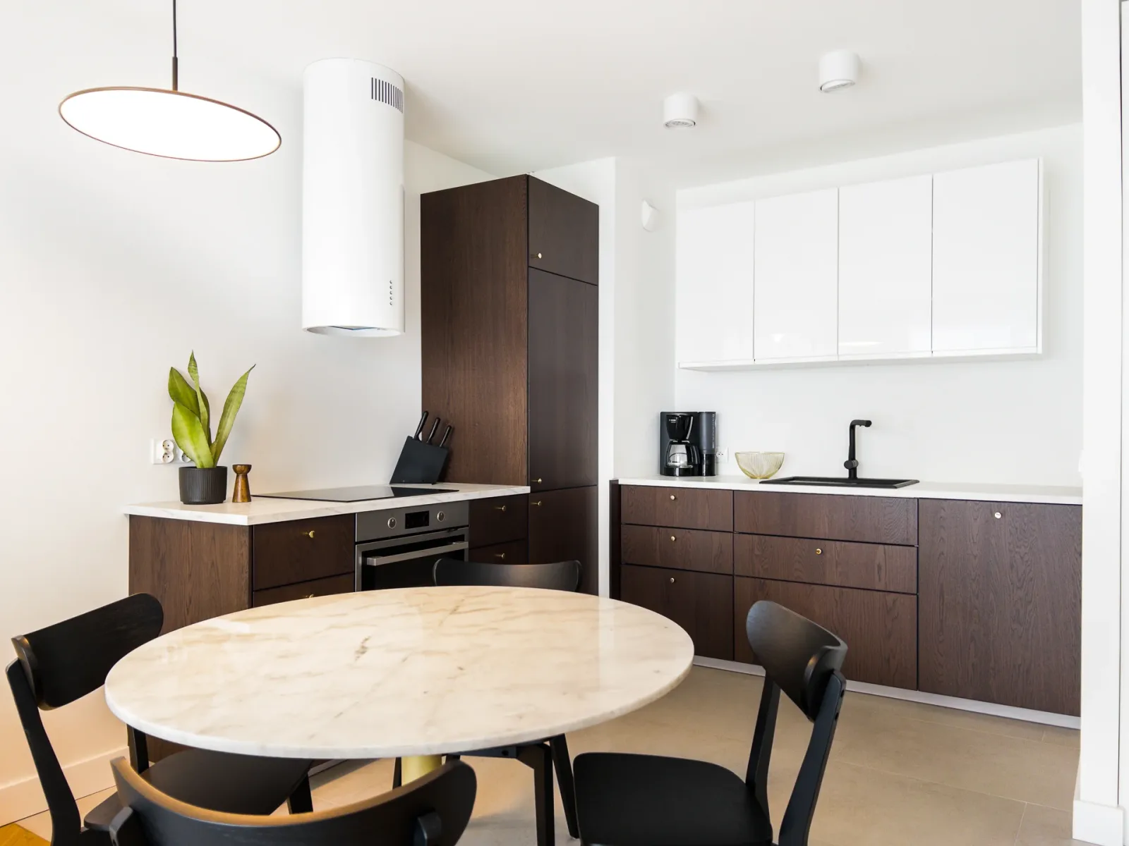 Mint Apartments Premium Seaside — przestronny salon z widokiem na okolicę