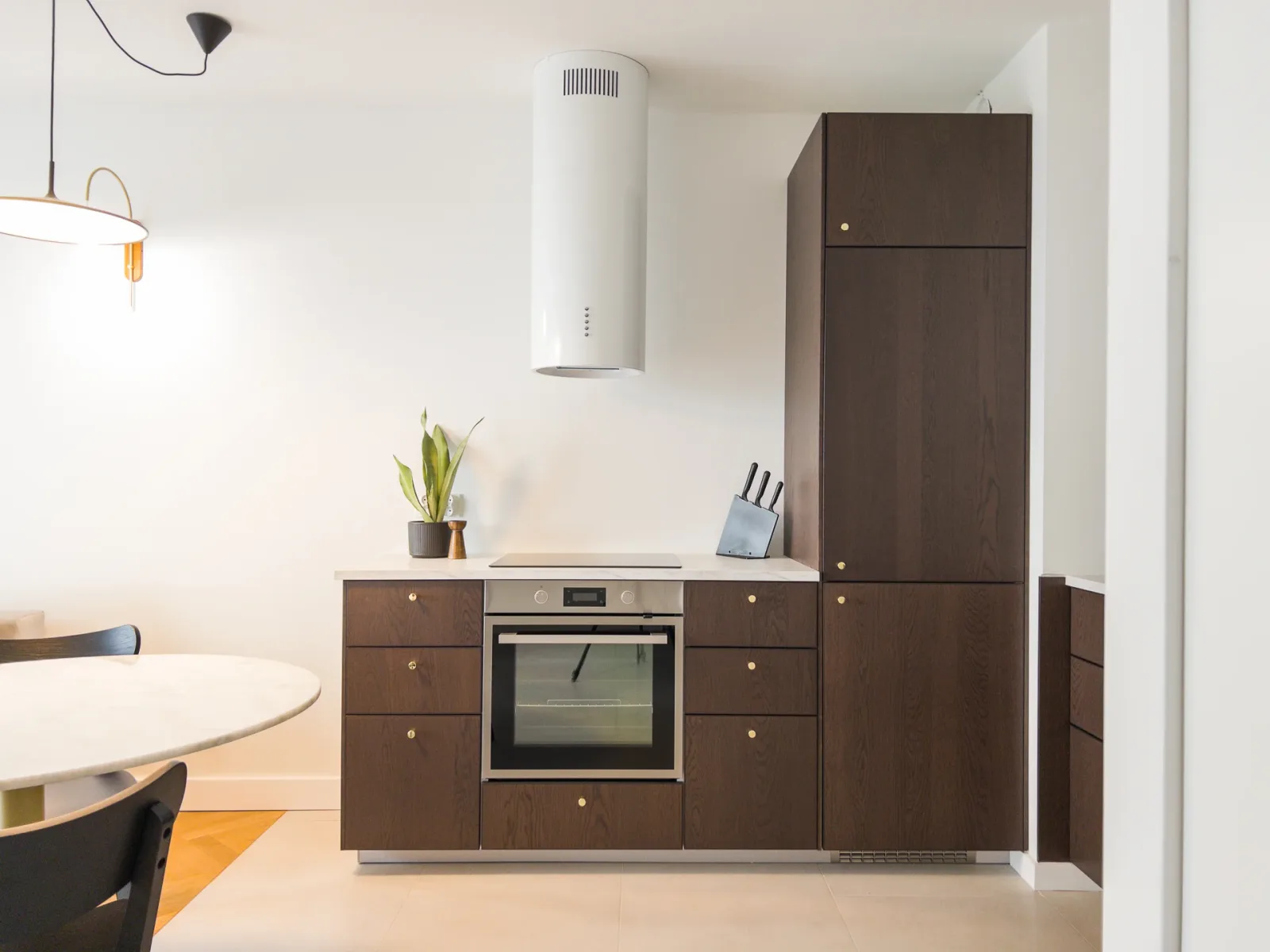 Mint Apartments Premium Seaside — sypialnia z łóżkiem i szafą