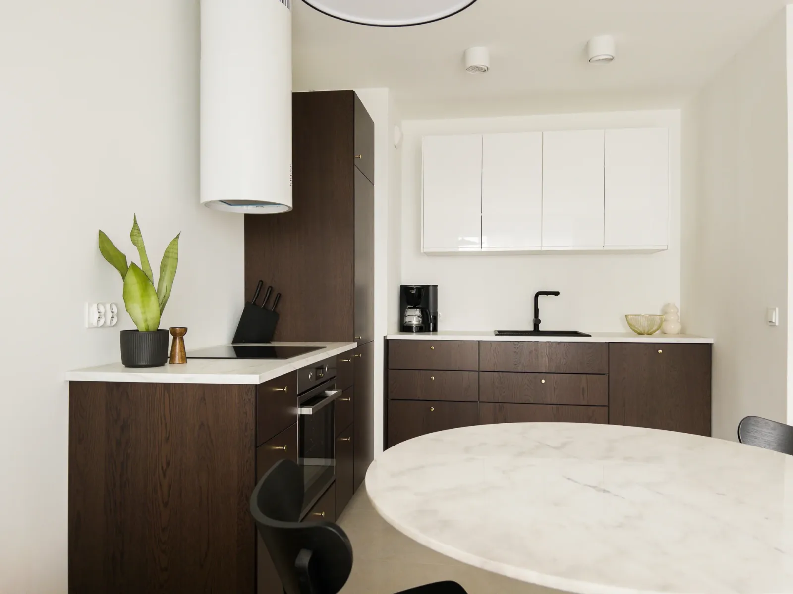 Mint Apartments Premium Seaside — salon z jadalnią i naturalnym oświetleniem