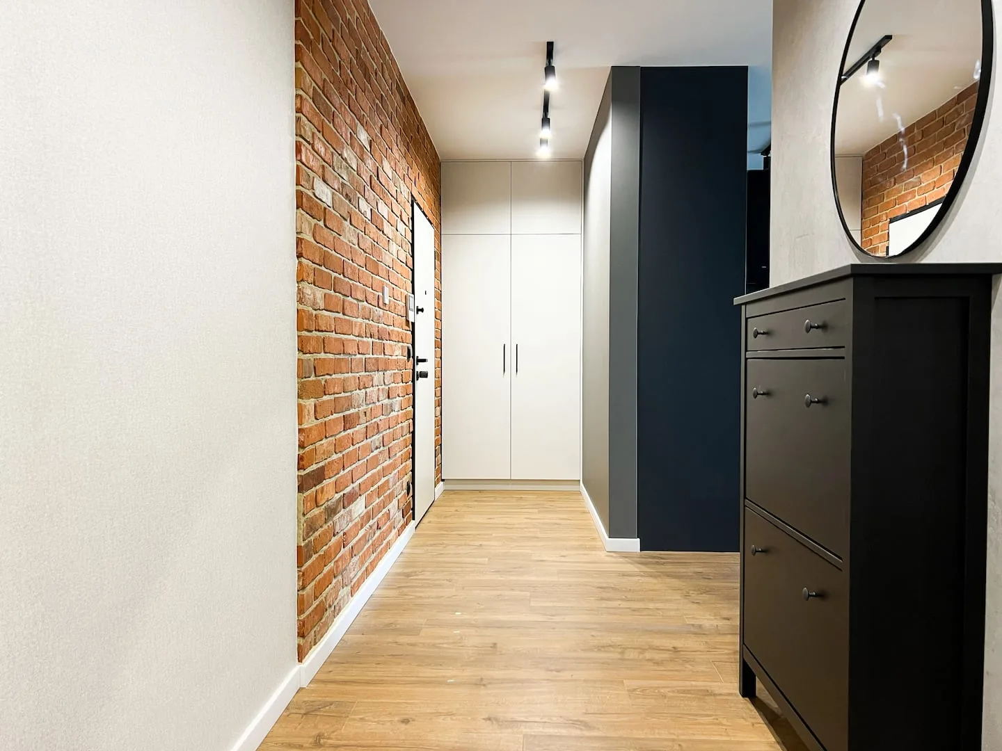 Apartament rodzinny DOKI — jadalnia ze stołem dla sześciu osób