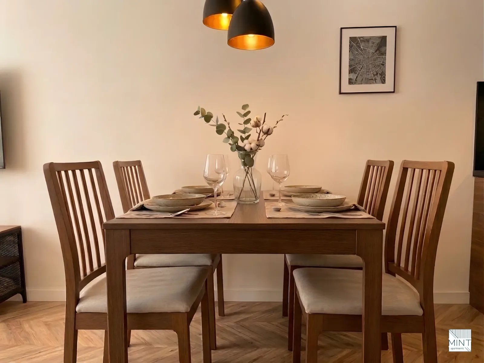 Apartament z widokiem na ogród — jadalnia ze stołem