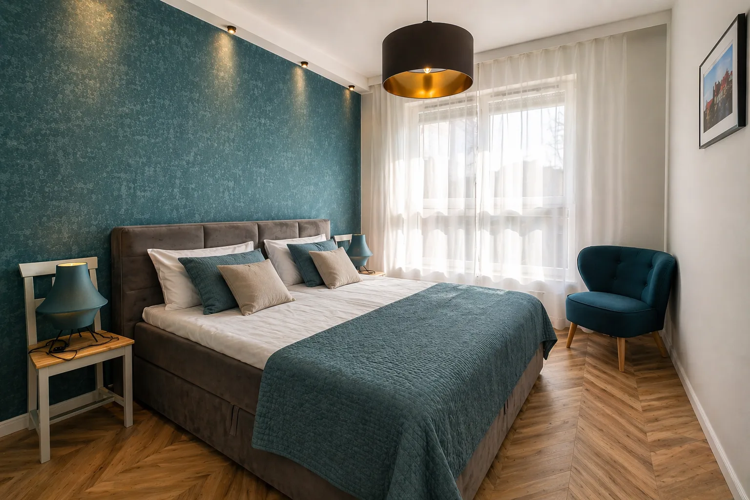 Apartament z widokiem na ogród — sypialnia z łóżkiem king-size i fotelem