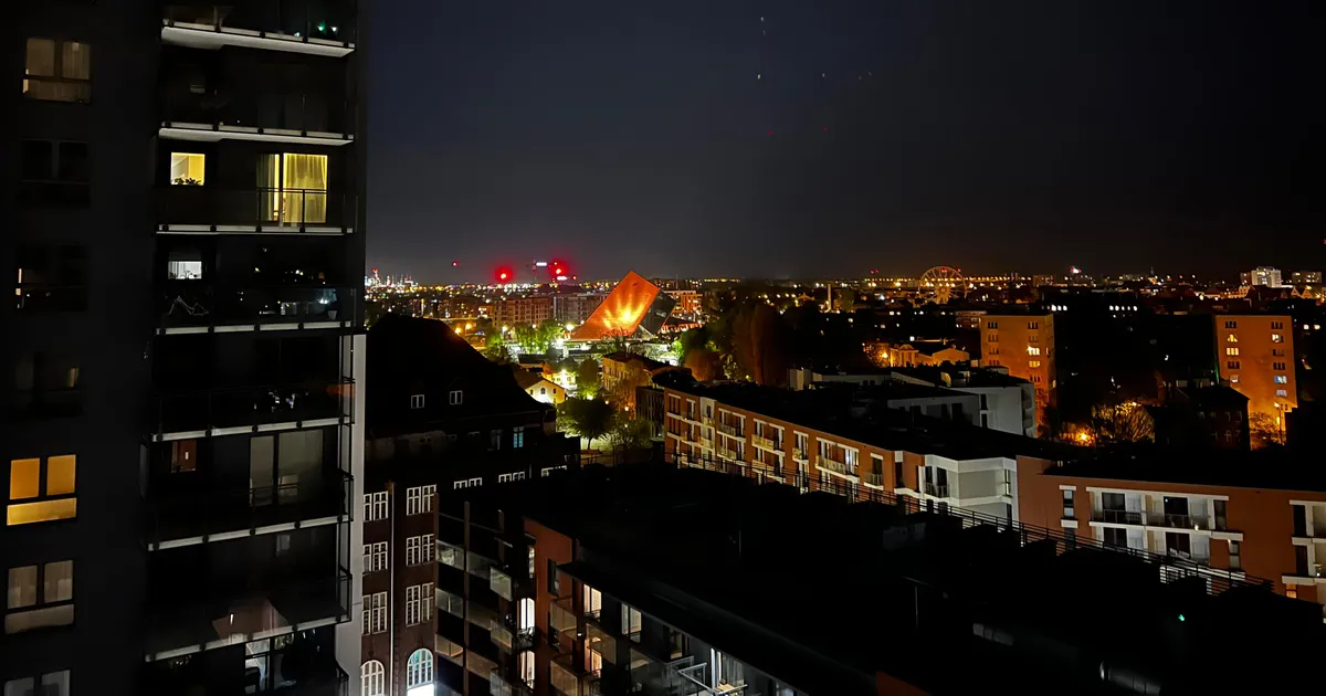 Panorama Gdańska nocą — wybór dzielnicy na pobyt w mieście