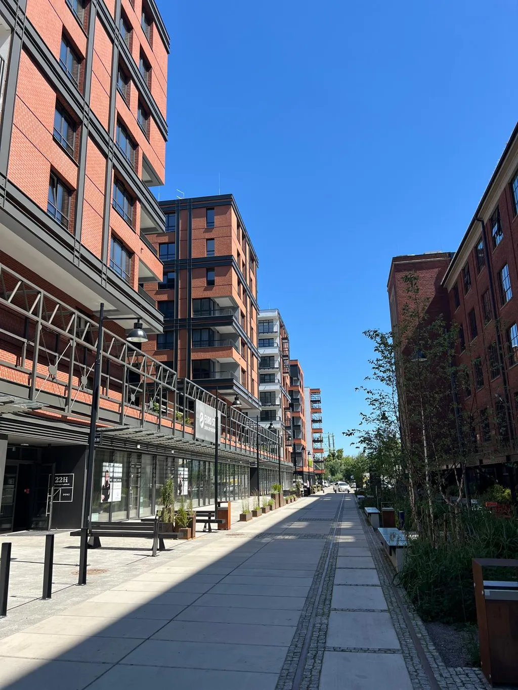 Fußgängerpromenade Montownia im DOKI – Cafés und Restaurants in postindustrieller Kulisse