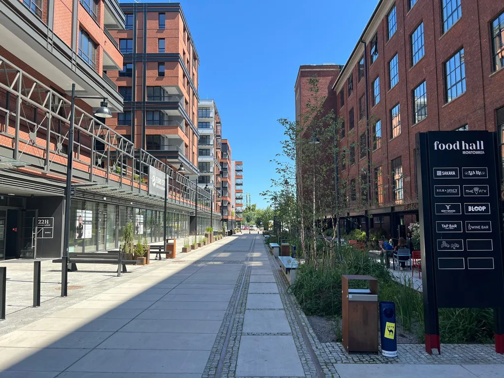 Schild der Food Hall Montownia im DOKI-Komplex – Eingang zum besten Food Hall der Dreistadt
