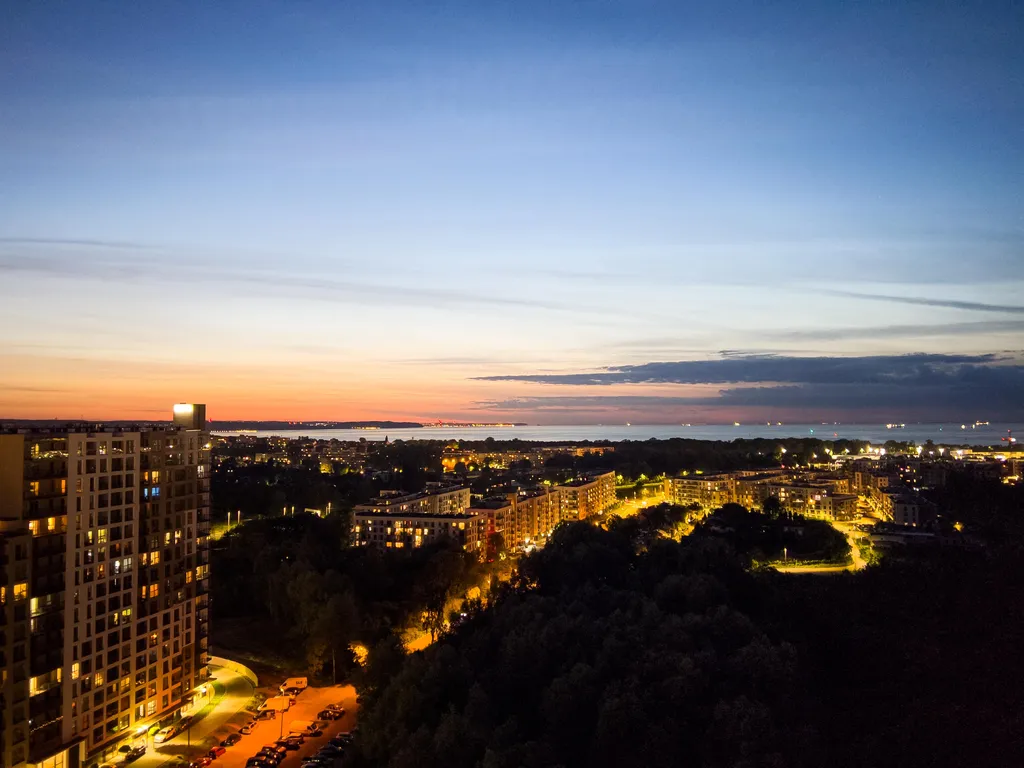 Panorama Gdańska o zmierzchu — widok na Główne Miasto i Motławę z lotu ptaka