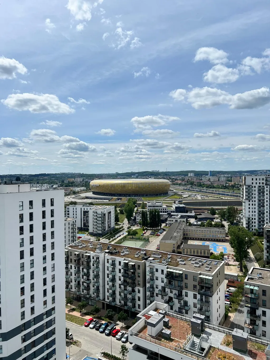 Polsat Plus Arena Gdańsk w ciągu dnia — stadion w Letnicy przy pełnym świetle