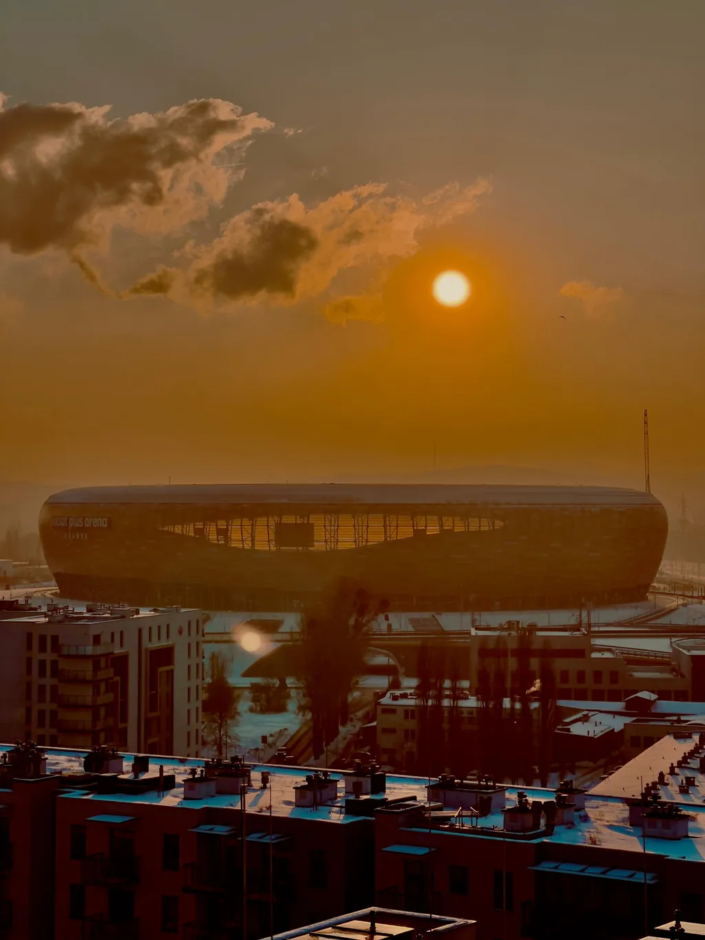 Polsat Plus Arena Gdańsk o wschodzie słońca — panorama stadionu od strony wschodniej