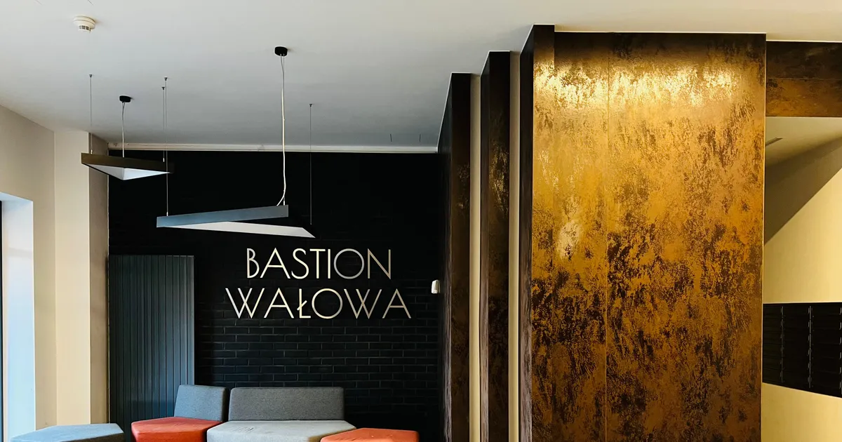 Lobby Mint Apartments Bastion Wałowa z neonem powitalnym i designerskim wnętrzem